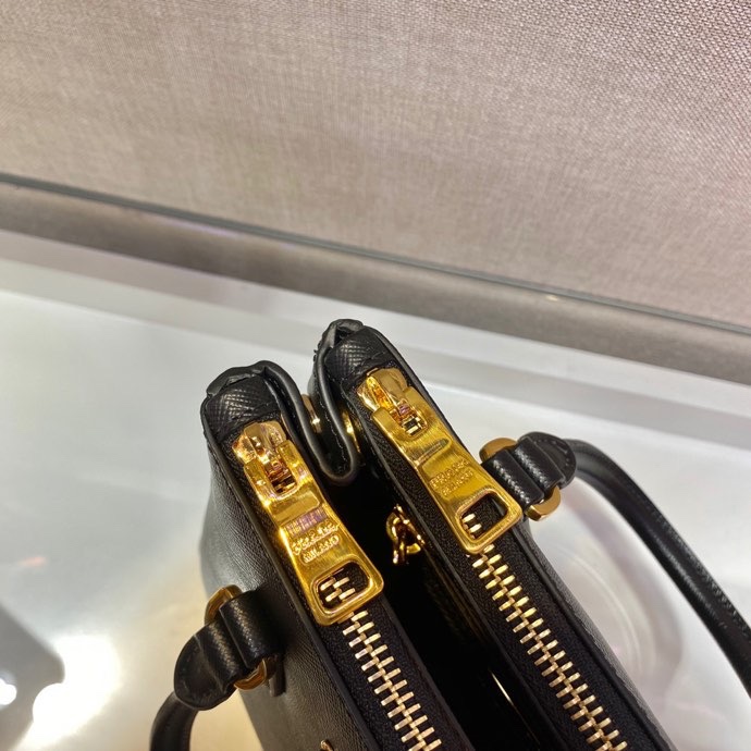 Pra*a top handle bags